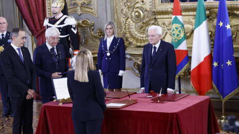 20/10/2022 - El presidente italiano Sergio Mattarella (d) y la ya primera ministra italiana Giorgia Meloni (c, de espaldas) durante la ceremonia en Roma.