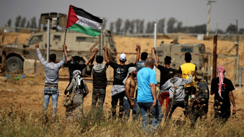 Los manifestantes palestinos hacen gestos frente a las fuerzas israelíes durante la protesta. Reuters