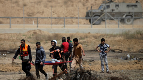 Un niño palestino herido es evacuado durante una protesta. Reuters