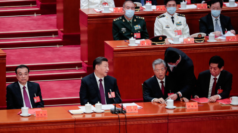 22/10/22 Un bedel acompaña fuera al expresidente de China, Hu Jintao, durante la ceremonia de clausura del XX Congreso del Partido Comunista chino, en Pekín, a 22 de octubre de 2022.