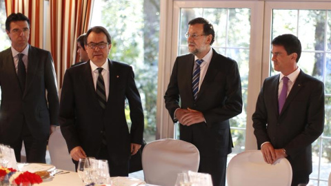 El presidente del Gobierno, Mariano Rajoy (2ºd), junto al primer ministro francés, Manuel Valls (d), el ministro de Industria, José Manuel Soria (i) y el presidente de la Generalitat de Cataluña, Artur Mas. /EFE