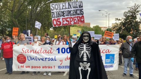 Miles de personas se manifiestan en contra de la gestión de Ayuso de la sanidad pública