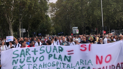 Una de las pancartas clama contra la reapertura de los SUAP en la manifestación sanitaria contra el Gobierno de Ayuso