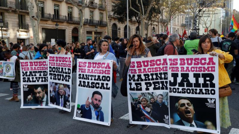 La manifestación con el lema "Stop Vox" y contra el racismo ha comenzado este sábado, pasadas las 17.30 horas, en el Passeig de Gràcia de Barcelona con la participación de representantes de diversas entidades y de fuerzas políticas como JxCat, ERC, c