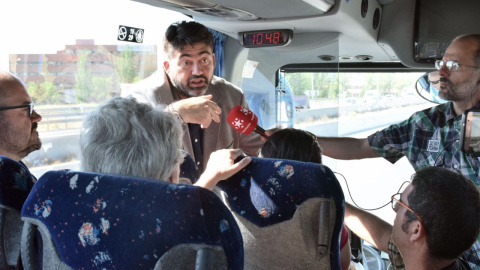 Carlos Sánchez Mato durante el recorrido del "bús de las necesidades" / Madrid en Pie