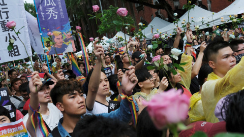 17/05/2019 - Los partidarios del matrimonio homosexual sostienen rosas para llorar a quienes se suicidaron debido a la discriminación durante una votación en el parlamento sobre tres proyectos de ley de matrimonio del mismo sexo | REUTERS / Tyrone Siu