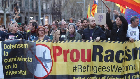 La manifestación con el lema "Stop Vox" y contra el racismo ha comenzado este sábado, pasadas las 17.30 horas, en el Passeig de Gràcia de Barcelona con la participación de representantes de diversas entidades y de fuerzas políticas como JxCat, ERC, c