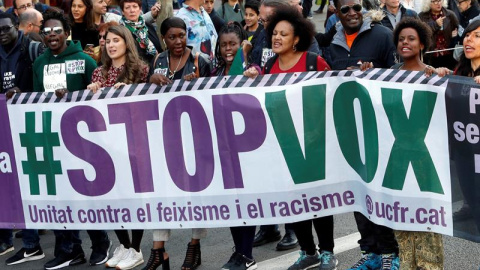 -La manifestación con el lema "Stop Vox" y contra el racismo ha comenzado este sábado, pasadas las 17.30 horas, en el Passeig de Gràcia de Barcelona con la participación de representantes de diversas entidades y de fuerzas políticas como JxCat, ERC, 