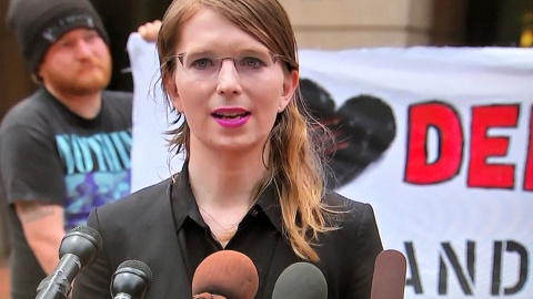 16/05/2019 - La exanalista de inteligencia del Ejército de los EEUU, Chelsea Manning, habla a los reporteros que se encuentran fuera del tribunal federal de los EEUU el 16 de mayo de 2019 | REUTERS