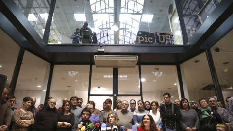 Tania Sánchez, rodeada de todos sus partidarios, en la rueda de prensa ofrecida para explicar su marcha de IU. EFE/Javier Lizón