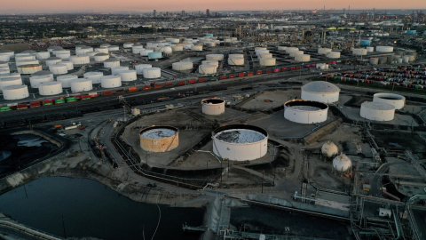 Tanques de almacenamiento de petróleo, gasolina, diésel y otros productos de crudo refinado en la Terminal Kinder Morgan, en Carson (California)