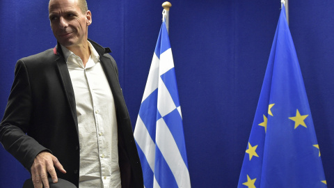 El ministro griego de Finanzas, Yanis Varoufakis, antes de  la rueda de prensa tras la reunión del Eurogrupo extraordinario en Bruselas en la que se acordó una prórroga de cuatro meses al rescate heleno. REUTERS/Yves Herman