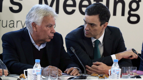 El secretario general del PSOE, Pedro Sánchez, junto al expresidente del Gobierno Felipe González, durante la cumbre que celebran los líderes socialdemócratas europeos. EFE/Angel Díaz