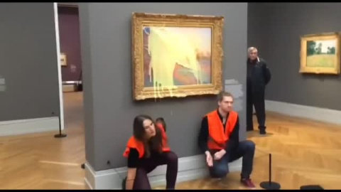 Dos activistas climáticos lanzan puré de patatas contra un cuadro de Monet en Alemania