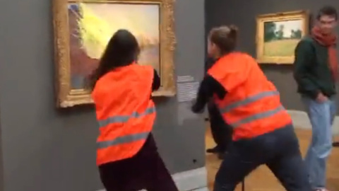 Los activistas contra el cambio climático lanzan puré de patata a un cuadro de Monet en el Museo Barberini de Potsdam.