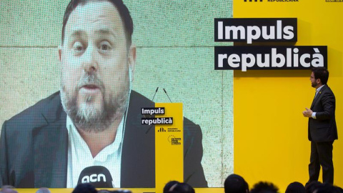 El vicepresidente del Govern, Pere Aragonès, alcaldable de Barcelona, mira una intervención en vídeo del ex vicepresident Oriol Junqueras durante un acto electoral. - EFE