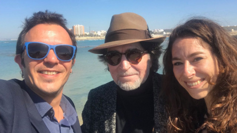 Kichi, Joaquín Sabina, que fue pregonero del Carnaval, y María Romay, edil de fiestas, en Cádiz.