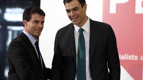 El secretario general del PSOE, Pedro Sánchez (d), saluda al primer ministro francés, Manuel Valls (i), a su llegada a la cumbre que celebran hoy unos cuarenta líderes socialdemócratas en Madrid. ANGEL DÍAZ / EFE