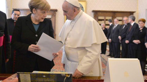 Imagen de la audiencia privada entre Angela Merkel y el Papa Francisco en el Vaticano./ EFE