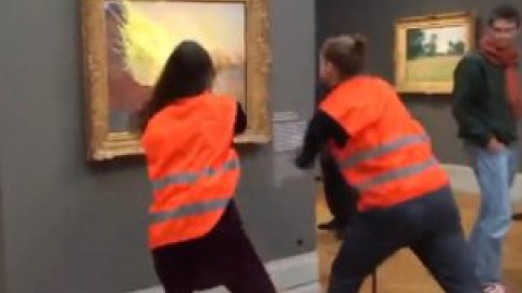 Dos activistas contra la crisis climática lanzan puré de patata a un cuadro de Monet en Alemania