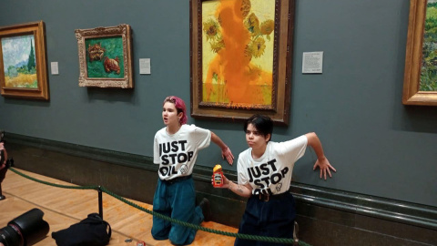 Activistas de Just Stop Oil pegan sus manos a la pared después de arrojar sopa a la pintura 'Sunflowers' de Van Gogh en la National Gallery de Londres, a 14 de octubre de 2022.