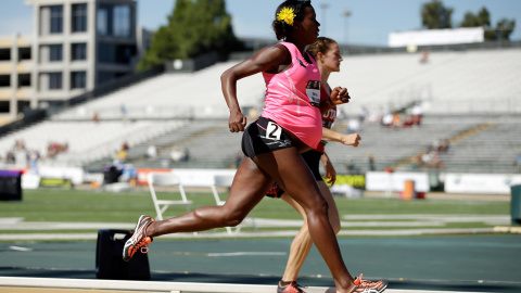 Alysia Montano corre embarazada en la primera ronda de los 800 metros de carrera de mujeres durante el día 2 del Campeonato al aire libre el 26 de junio de 2014 en Sacramento, California. Ezra Shaw / AFP