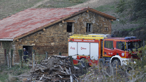 En la imagen, los bomberos protegen un caserío en los montes de Bizkaia a causa del incendio forestal que se originó este domingo en el municipio de Balmaseda (Bizkaia).