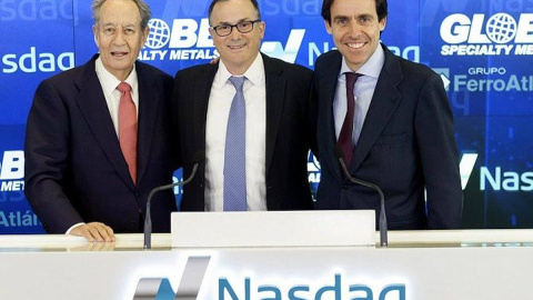 Juan Miguel Villar Mir (izq.) con Javier López Madrid (dcha.), en la bolsa estadounidense Nasdaq, en la presentación de la fusión de Ferroatlántica con Globe (en el centro, su presidente Alan Kastenbaum), en 2015. EFE