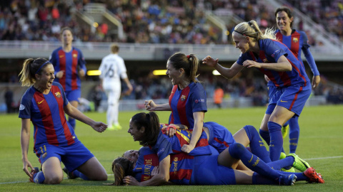 Las jugadoras del Barça celebran un gol. ALBERTO ESTÉVEZ (EFE)