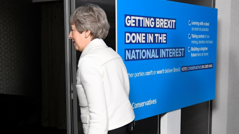 La primera ministra Theresa May abandona un acto de campaña para las elecciones europeas. REUTERS/Toby Melville