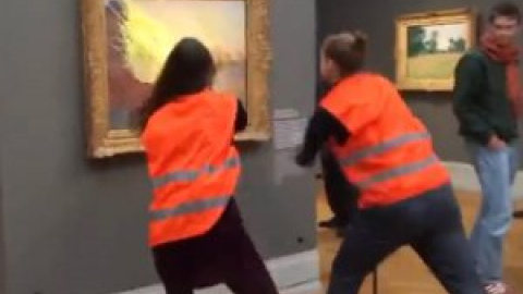 Dos activistas contra la crisis climática lanzan puré de patata a un cuadro de Monet en Alemania