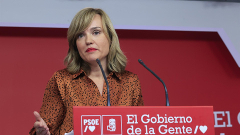 La portavoz de la Comisión Ejecutiva Federal del PSOE y ministra de Educación y Formación Profesional, Pilar Alegría, durante la rueda de prensa ofrecida este lunes en la sede de la formación.