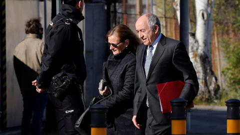 El exgobernador del Banco de España ,Miguel Ángel Fernández Ordóñez, a su llegada a la Audiencia Nacional donde ha declarado como testigo en el juicio por la salida a bolsa de Bankia. /EFE