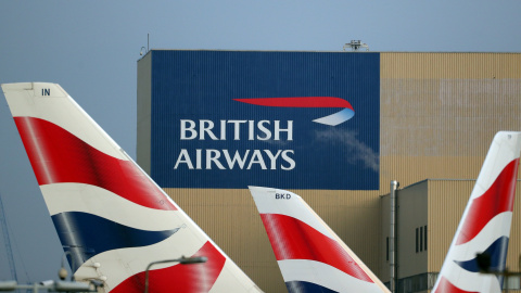 Los logos de British Airways en las colas de los aviones de la aerolínea en el aeropuerto londinense de Heathrow. REUTERS/Hannah McKay