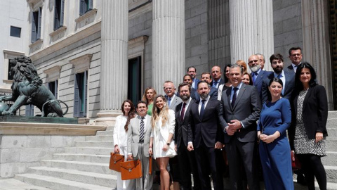 El líder de Vox Santiago Abascal (c), posa en la entrada del Congreso junto a sus diputados electos tras presentar este viernes sus credenciales en la Cámara Baja.