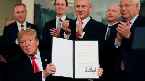 Trump enseña el documento sobre los Altos del Golán ante la evidente satisfacción del primer ministro israelí, Benjamin Netanyahu. (CARLOS BARRIA | EFE)