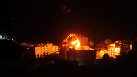 25/03/2019 - Llamas y humo durante un ataque aéreo israelí en Gaza. / REUTERS