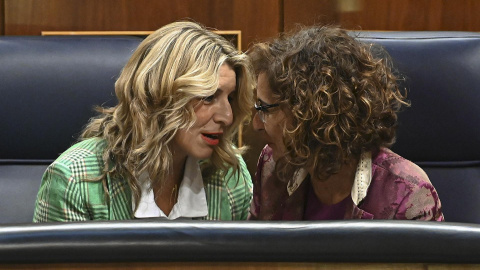 La vicepresidenta segunda y ministra de Trabajo y Economía Social, Yolanda Díaz, y la ministra de Hacienda María Jesús Montero, durante la sesión plenaria de este jueves en el Congreso de los Diputados en Madrid.