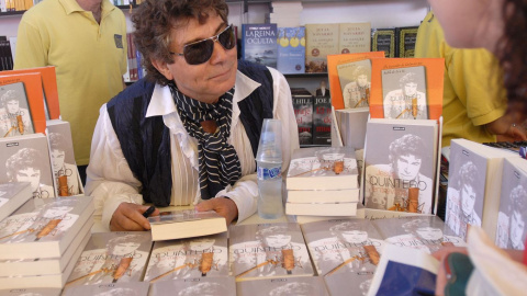 Fotografía de archivo del periodista onubense Jesús Quintero durante una firma de ejemplares en la Feria del Libro de Madrid en junio de 2007.