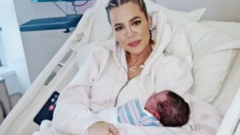 'El cuento de la criada' se hizo realidad: Khloé Kardashian posa en la cama de un hospital junto a su bebé nacido por vientre de alquiler