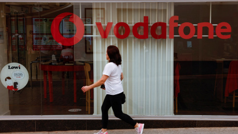 Una mujer pasa por delante de una tienda de Vodafone en la localidad malagueña de Ronda. REUTERS/Jon Nazca