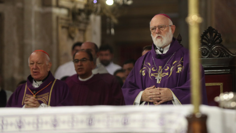 El obispo español Celestino Aós, nuevo administrador apostólico del arzobispado de Santiago, y Ricardo Ezzati, anterior cardenal en ese cargo, durante una misa en la Catedral Metropolitana de Santiago (Chile).. EFE/Alberto Valdés