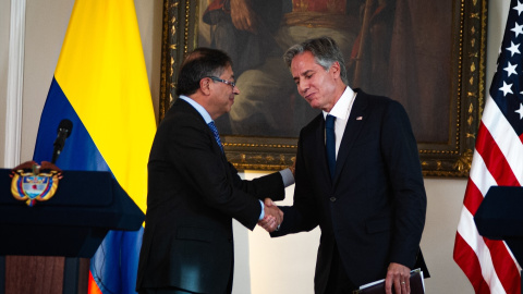 El presidente colombiano, Gustavo Petro, le da la mano al secretario de los Estados Unidos, Antony Blinken, durante su visita oficial a Colombia