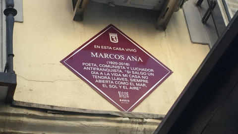 Una placa recuerda al poeta Marcos Ana como un "luchador antifranquista" en la que fue su casa en Madrid. / EUROPA PRESS