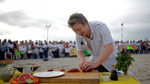 El cocinero británico Jamie Oliver, en un aparición en el programa  de la NBC 'Today show' en Miami. REUTERS/Eric Thayer