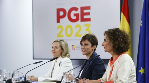 La portavoz del Gobierno y ministra de Política Territorial, Isabel Rodríguez (c) junto a la vicepresidenta primera del Gobierno, Nadia Calviño (i) y la ministra de Hacienda, María Jesús Montero (d) durante la rueda de prensa tras el Consejo de Minis