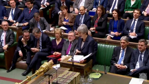 La primera ministra británica, Theresa May, participa en una sesión de control al Gobierno en el Parlamento británico. EFE