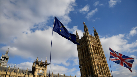 Las banderas del Reino Unido y la Unión Europea ondean a las puertas del Parlamento en Westminster durante una protesta en el centro de Londres (Reino Unido). EFE/NEIL HALL