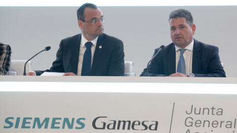 El consejero delegado, de Siemens Gamesa, el alemán Markus Tacke, (i) junto al presidente, Miguel Angel López,  en la Junta de Accionistas de 2019 Siemens Gamesa Renewable Energy. EFE/Luis Tejido