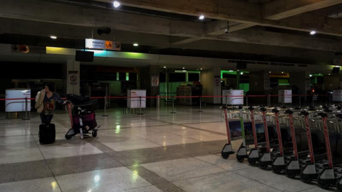 ista general del interior del aeropuerto internacional "Simón Bolívar", sin luz por los cortes en el suministro eléctrico. /MIGUEL GUTIÉRREZ (EFE)